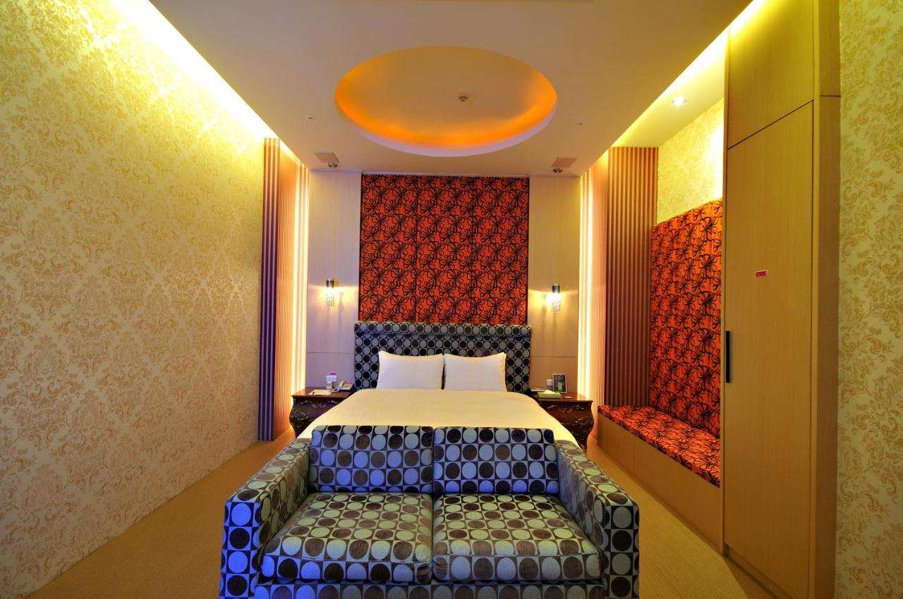 Dubai Motel Yilan Екстериор снимка