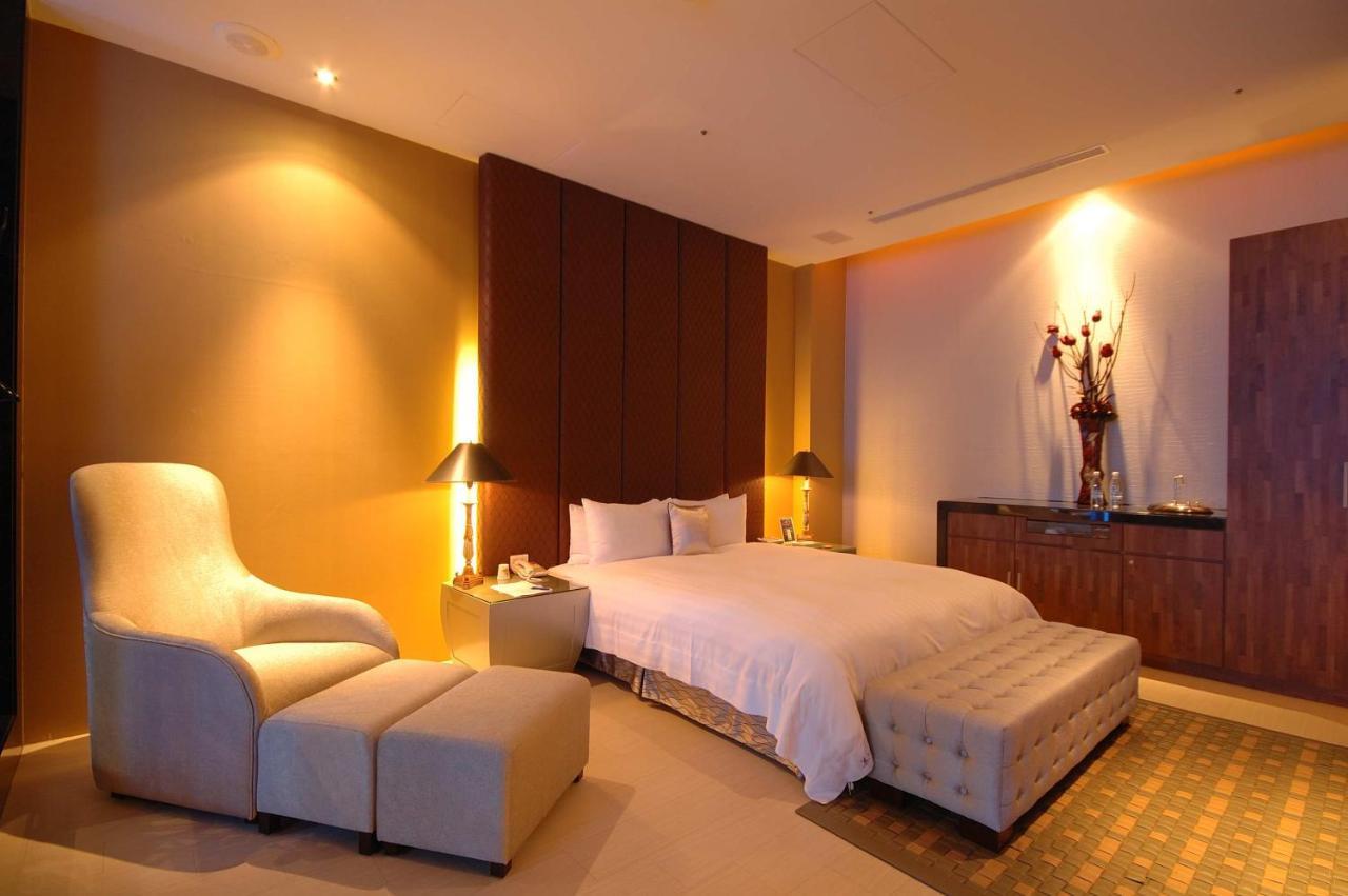 Dubai Motel Yilan Екстериор снимка