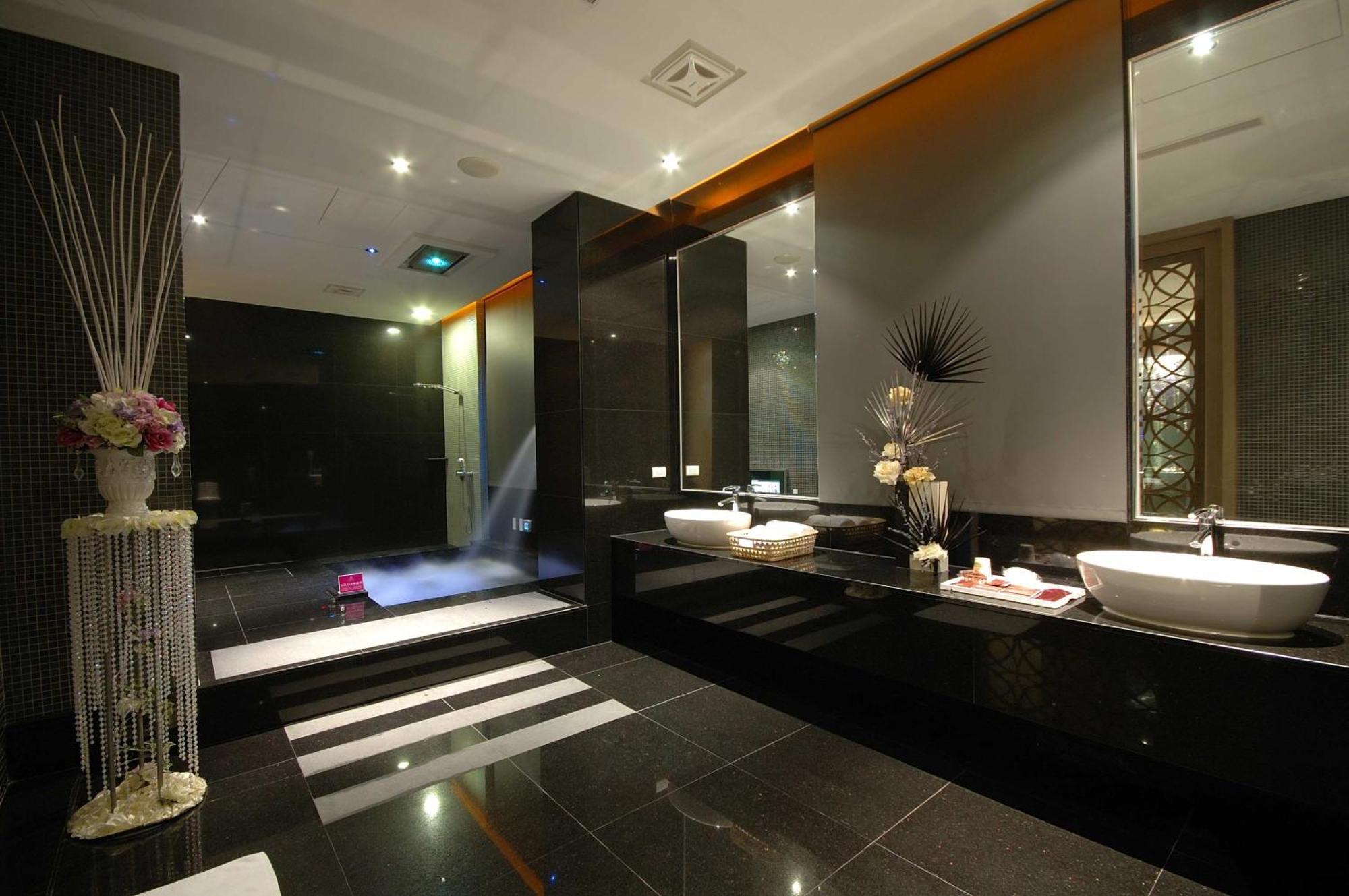 Dubai Motel Yilan Екстериор снимка
