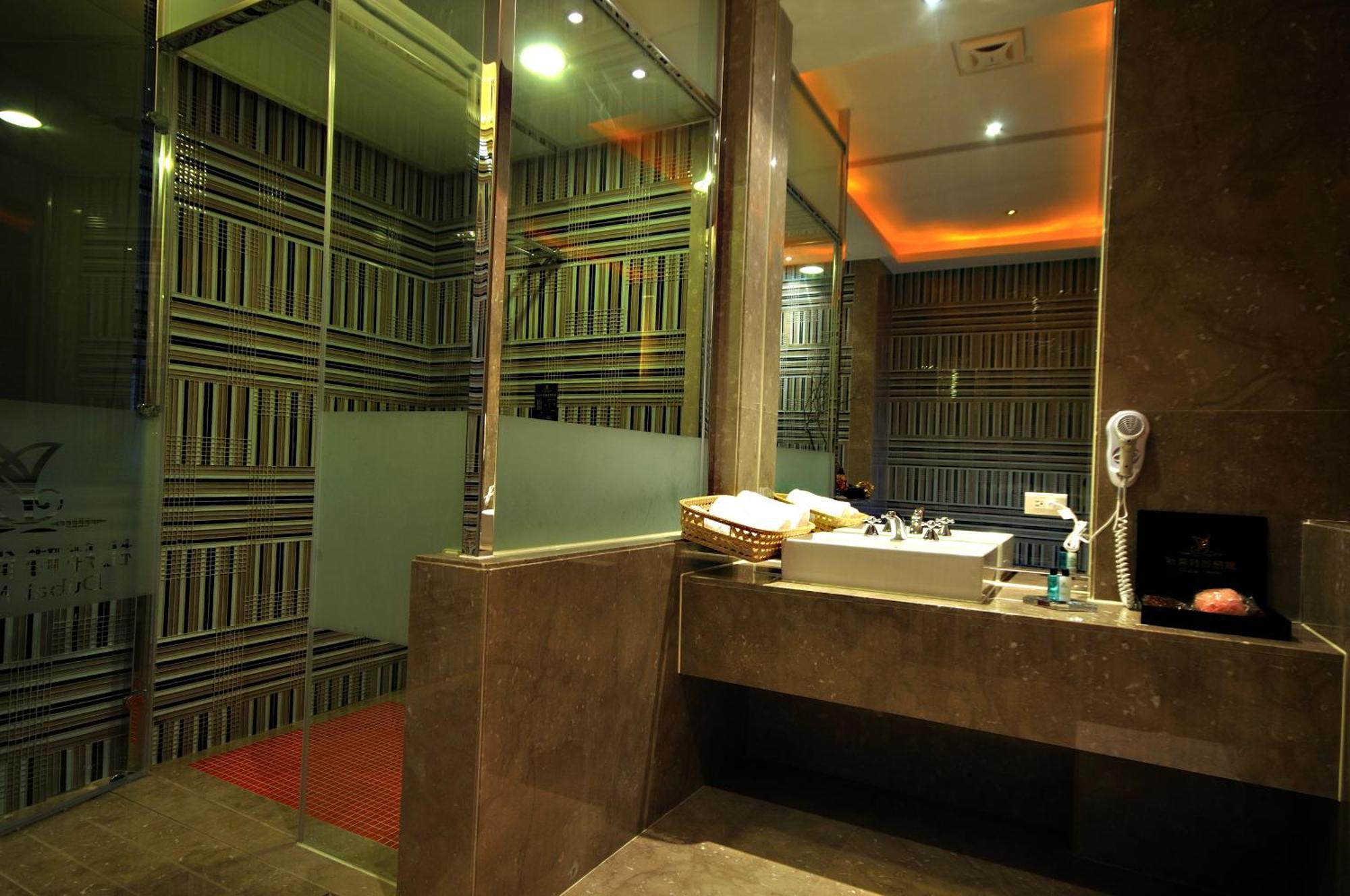 Dubai Motel Yilan Екстериор снимка