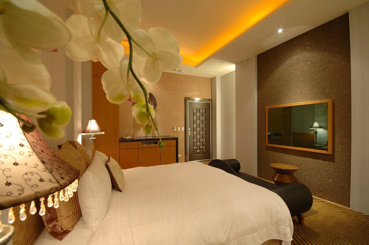 Dubai Motel Yilan Екстериор снимка
