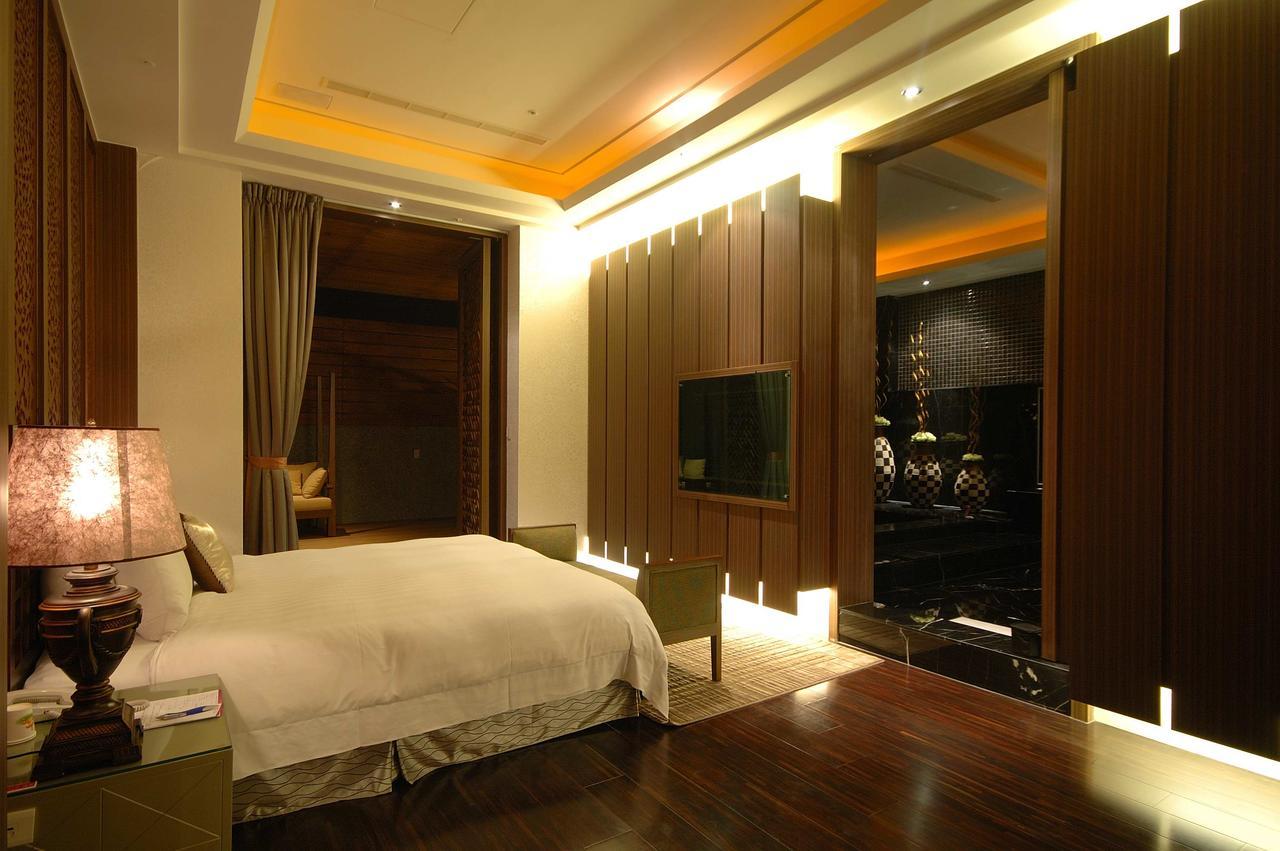 Dubai Motel Yilan Екстериор снимка